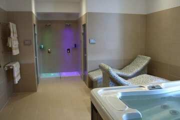 Indoor spa tub