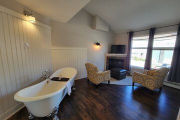 Deep soaking bathtub