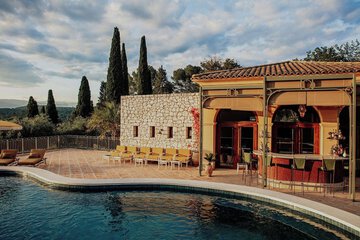 Poolside bar