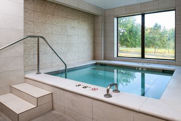 Indoor spa tub