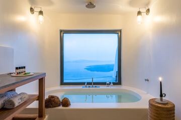 Deep soaking bathtub