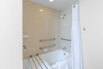 Deep soaking bathtub