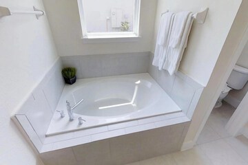 Deep soaking bathtub