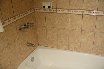 Deep soaking bathtub