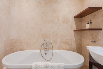 Deep soaking bathtub