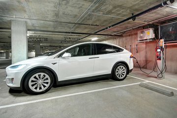 Electric vehicle charging station