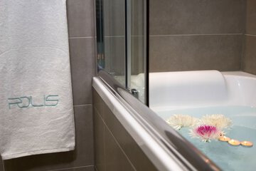 Deep soaking bathtub