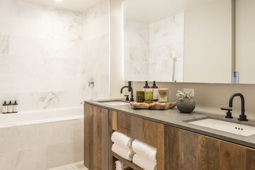 Deep soaking bathtub