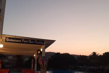 Swim-up bar