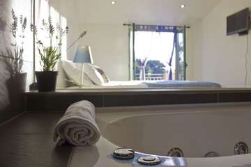 Jetted tub