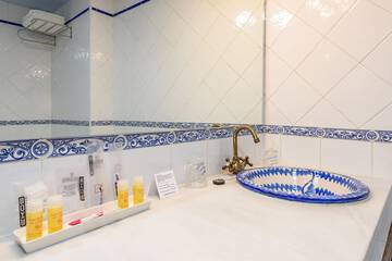 Bathroom sink