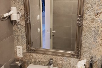 Bathroom sink