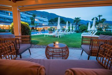 Poolside bar
