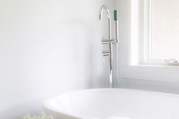 Deep soaking bathtub