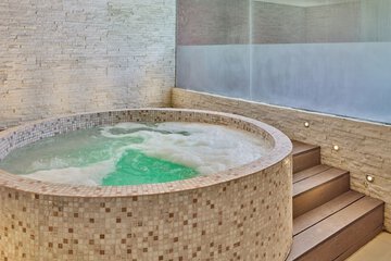 Indoor spa tub