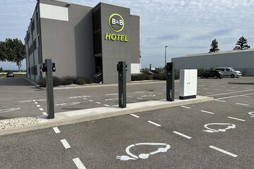 Electric vehicle charging station