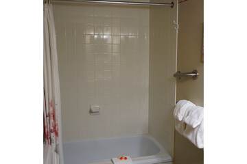 Deep soaking bathtub
