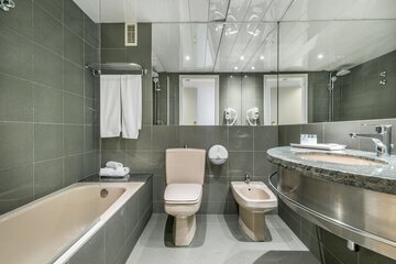 Deep soaking bathtub