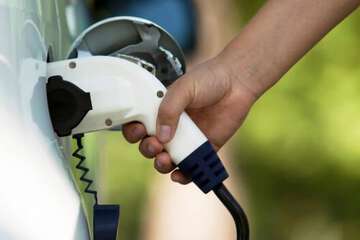 Electric vehicle charging station