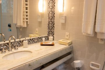 Bathroom sink
