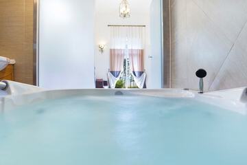 Private spa tub