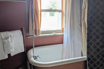 Deep soaking bathtub