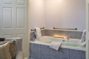 Deep Soaking Bathtub