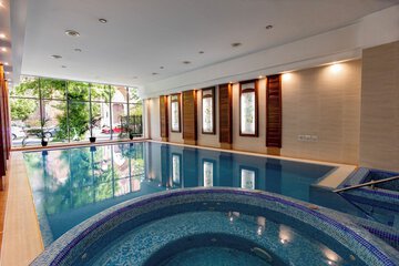 Indoor spa tub