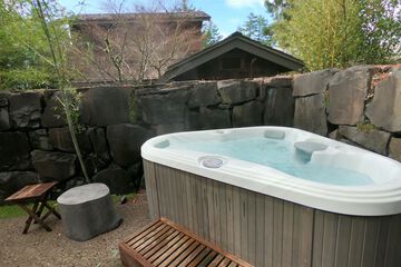Private spa tub