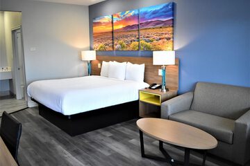 Days Inn & Suites by Wyndham Downtown / University of Houston