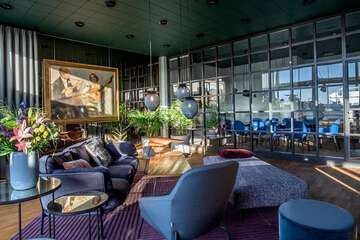 Lobby lounge