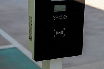 Electric vehicle charging station