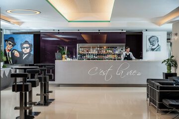 Lobby lounge