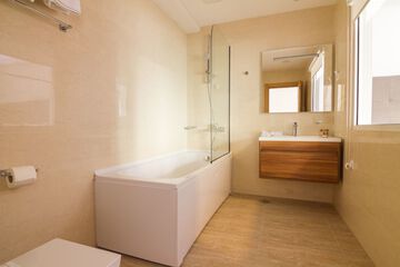 Deep soaking bathtub