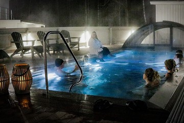 Indoor/outdoor pool