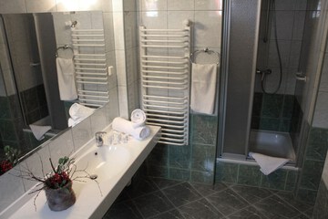 Bathroom sink