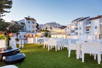 Poolside bar