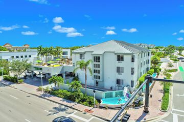 Naples Park Central Hotel