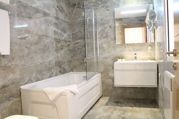 Deep soaking bathtub