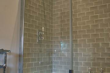 Deep soaking bathtub