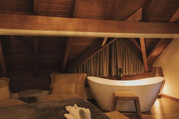 Deep soaking bathtub