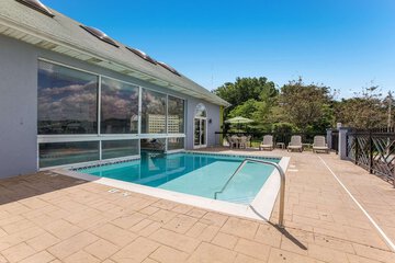 Indoor/outdoor pool