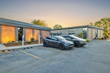 Electric vehicle charging station