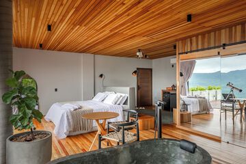 Deep soaking bathtub