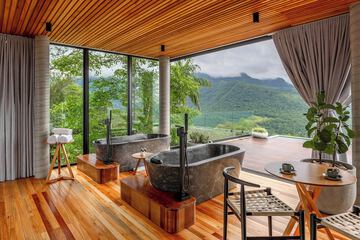 Deep soaking bathtub
