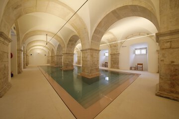 Indoor spa tub
