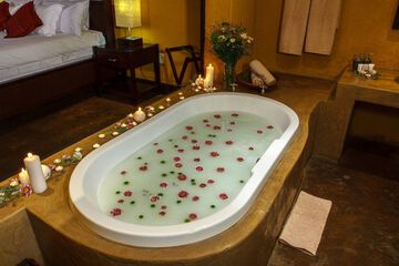 Deep soaking bathtub