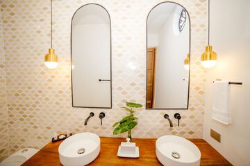 Bathroom sink