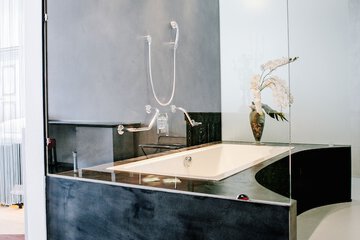 Deep soaking bathtub