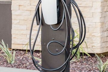 Electric vehicle charging station